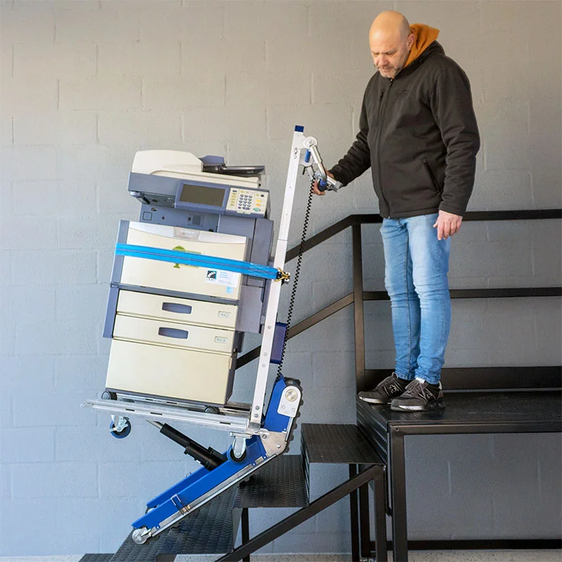 CT300A — trasporto di una fotocopiatrice sulle scale