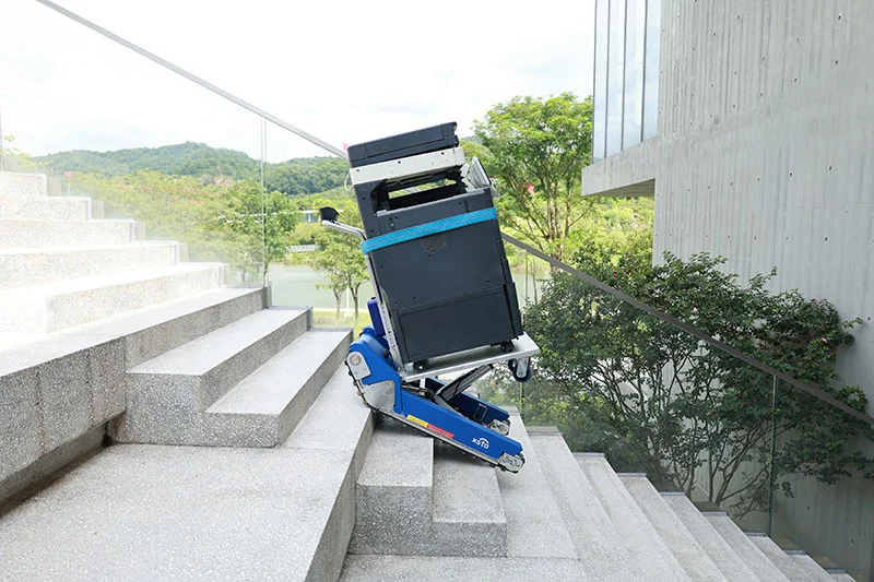 CT50 — trasporto di una fotocopiatrice sui gradini