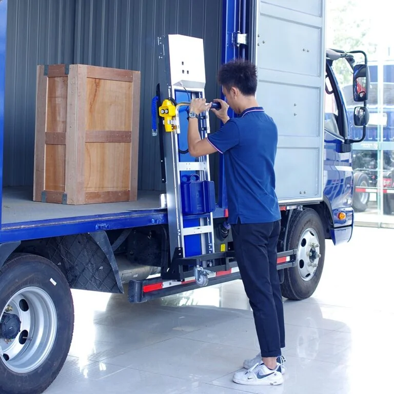 LFT170 — sollevamento di un carico vicino al camion