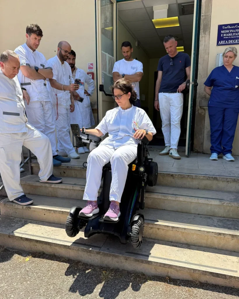 Dimostrazione di una carrozzina saliscale ZEIGHT alla presenza di operatori sanitari